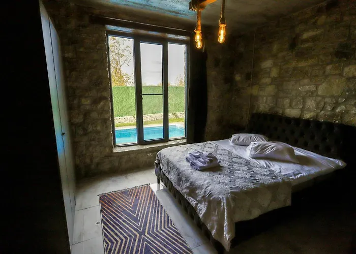 Sakarya Kurucesme De 3 1 Salon Oezel Havuzlu - Soemineli 6 Kisilik Tas Ev -spn-3670 Villa